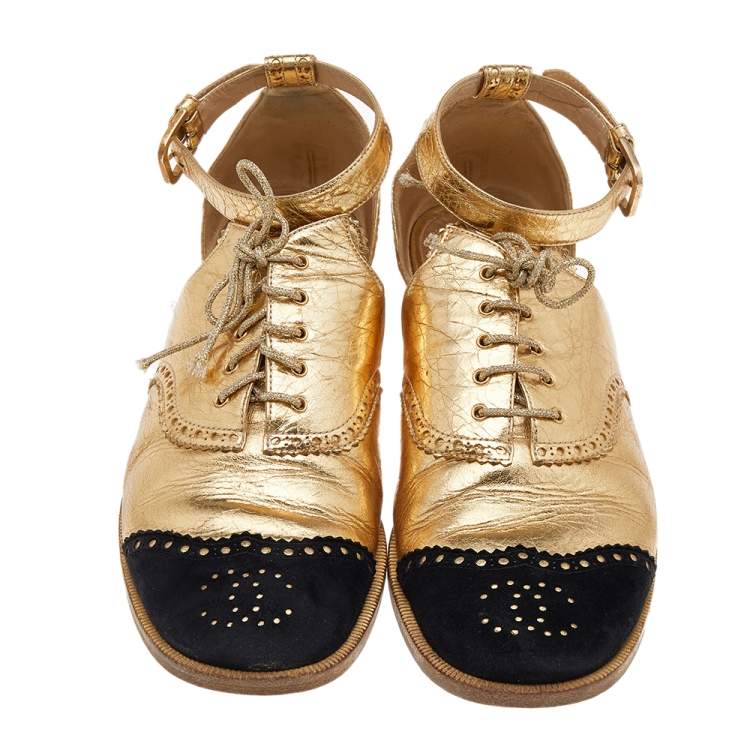 مملوكة مسبقًا Chanel Gold/Black Suede And Leather CC Ankle Strap Lace-Up Sandals Size 39.5