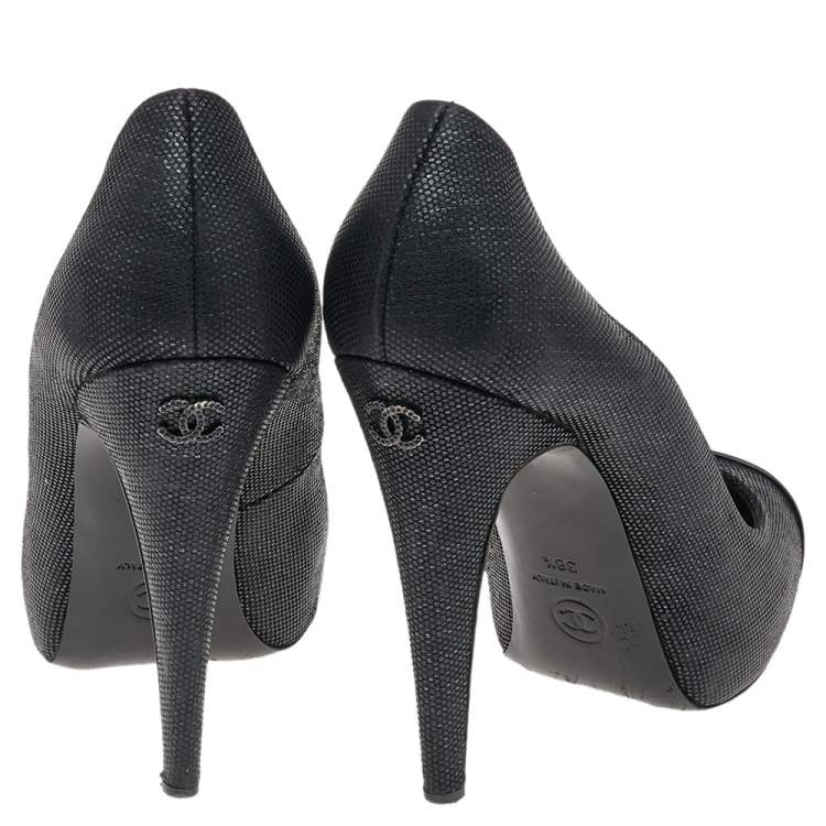 Pre Owned Chanel Black Textured Leather CC Cap Toe Pumps Size 38.5