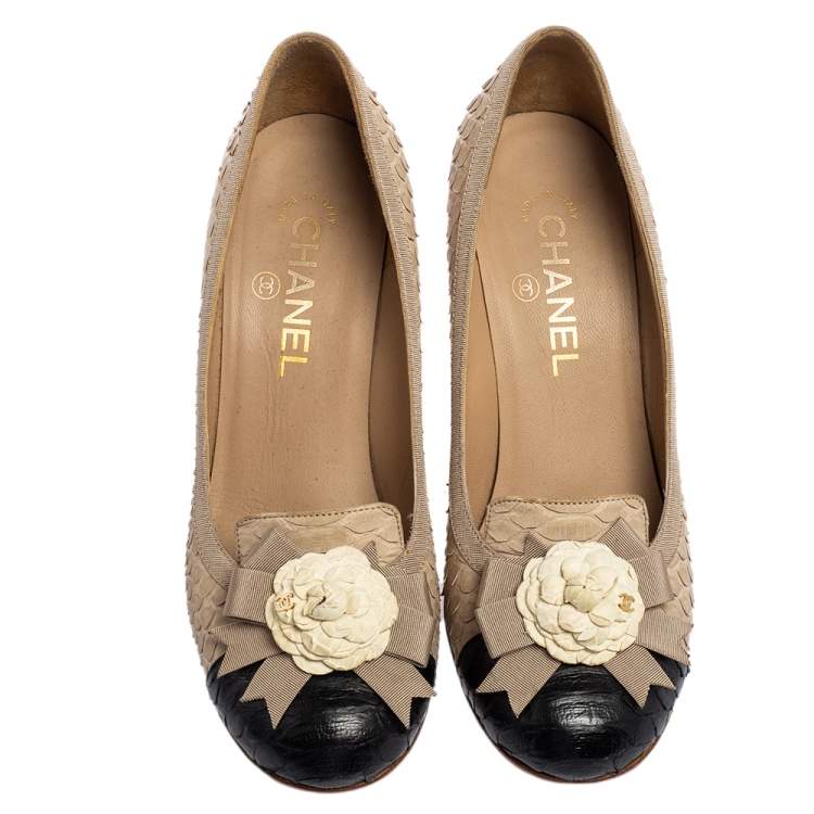 Pre Owned Chanel Beige/Black Python Leather Camellia Bow Applique Round-Toe Pumps Size 37.5