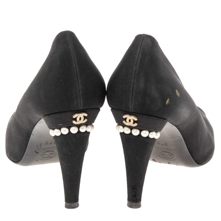 Pre Owned Chanel Black Canvas CC Cap Toe Pumps Size 37