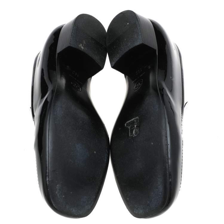 Pre Owned Chanel Black/White Patent Leather CC Chain Link Slip On Loafers Size 39