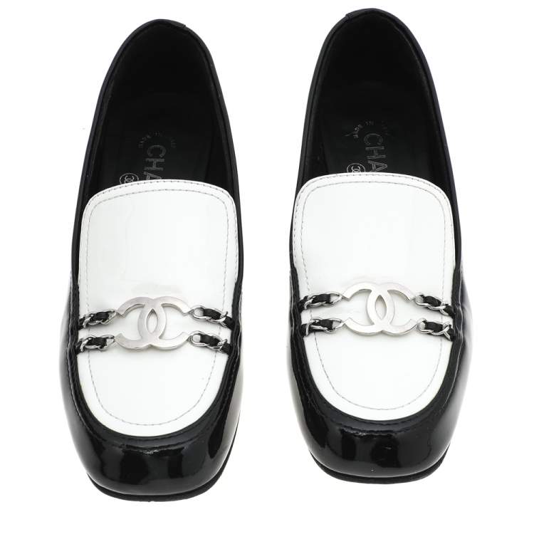 Pre Owned Chanel Black/White Patent Leather CC Chain Link Slip On Loafers Size 39