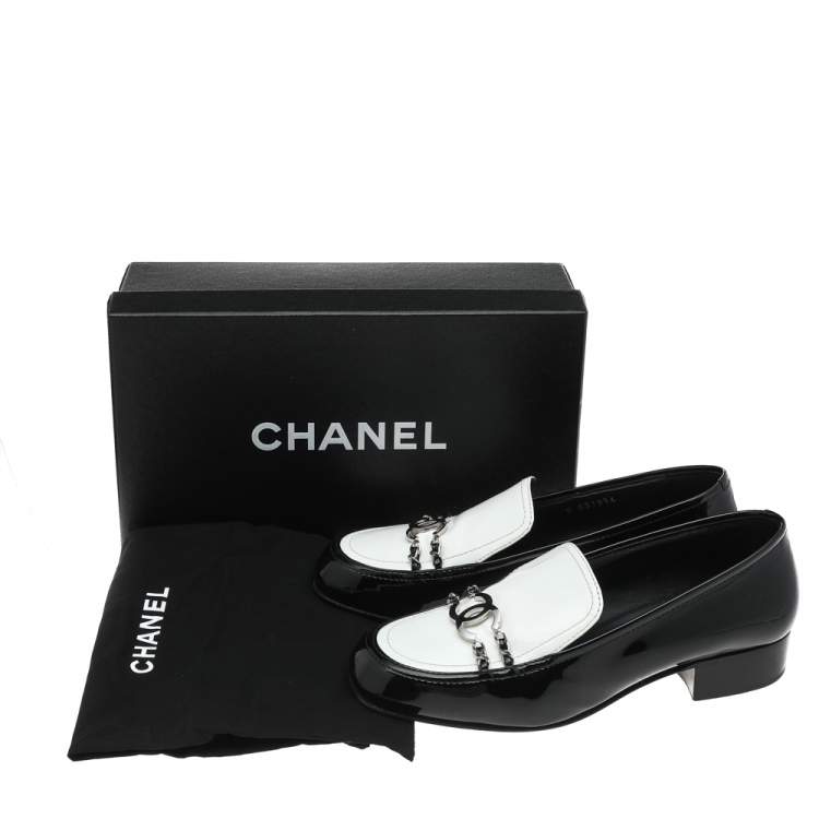 Pre Owned Chanel Black/White Patent Leather CC Chain Link Slip On Loafers Size 39