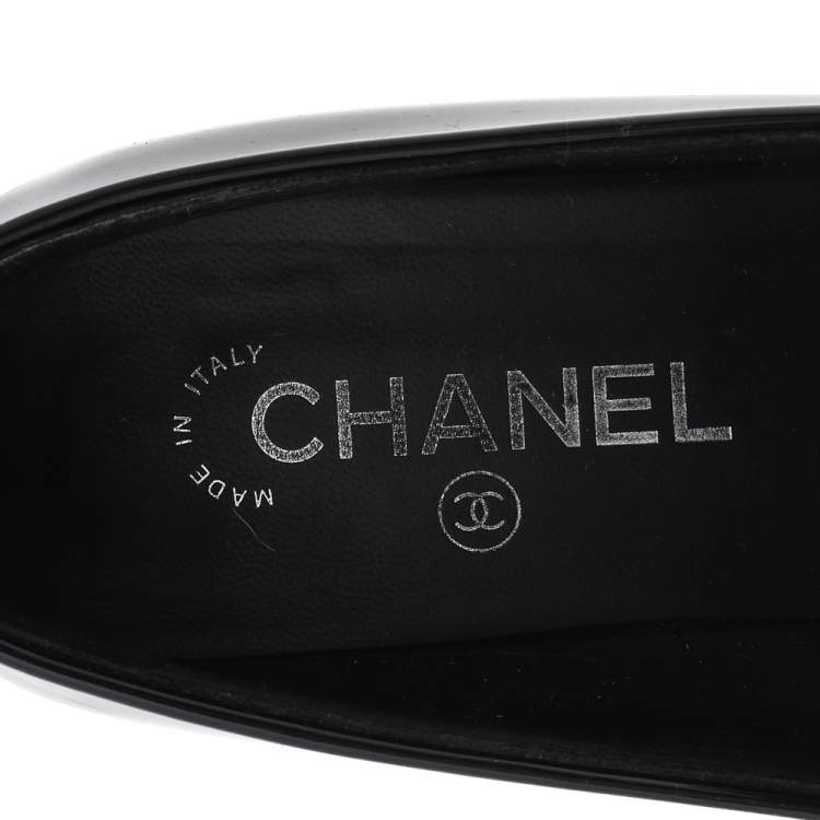 Pre Owned Chanel Black/White Patent Leather CC Chain Link Slip On Loafers Size 39