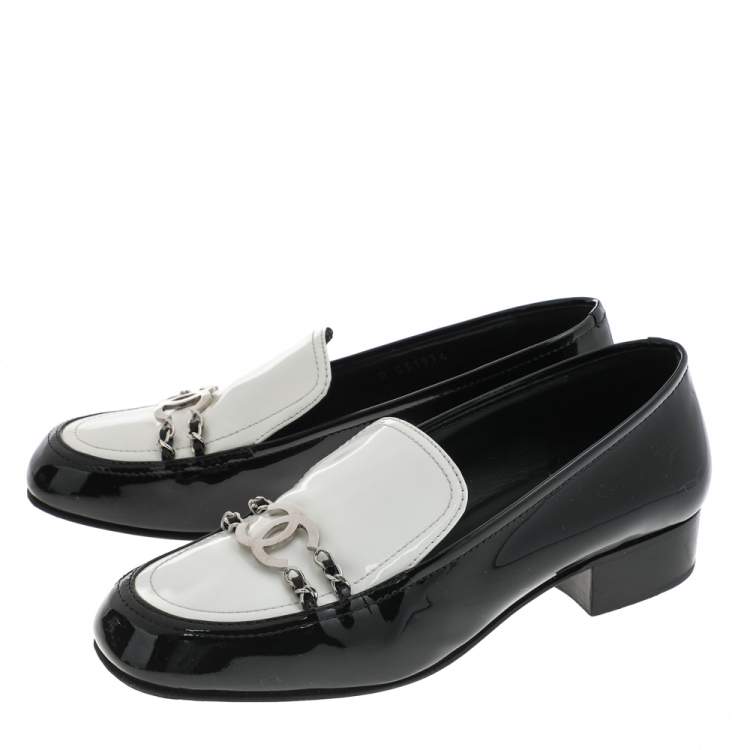 Pre Owned Chanel Black/White Patent Leather CC Chain Link Slip On Loafers Size 39