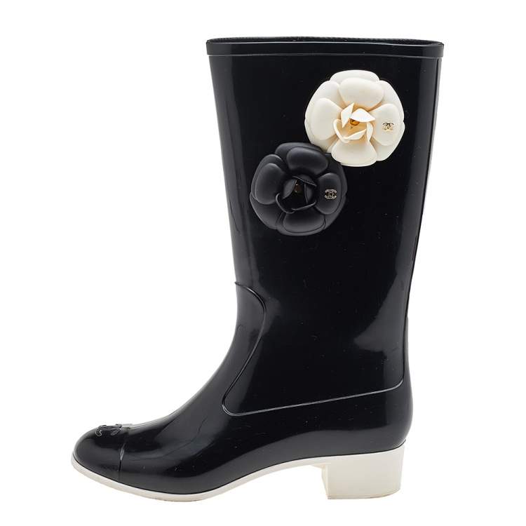 Chanels Rubber Rain Boots Shine at the Fall 2022 Show  POPSUGAR Fashion