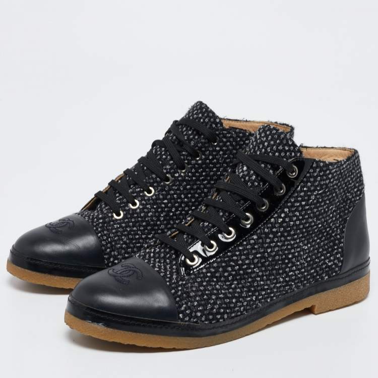 Chanel Navy Tweed And Leather CC Cap Toe Ankle Boots Size 41.5 Chanel