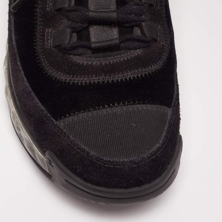 مملوكة مسبقًا Chanel Black Velvet And Suede CC Sneakers Size 39