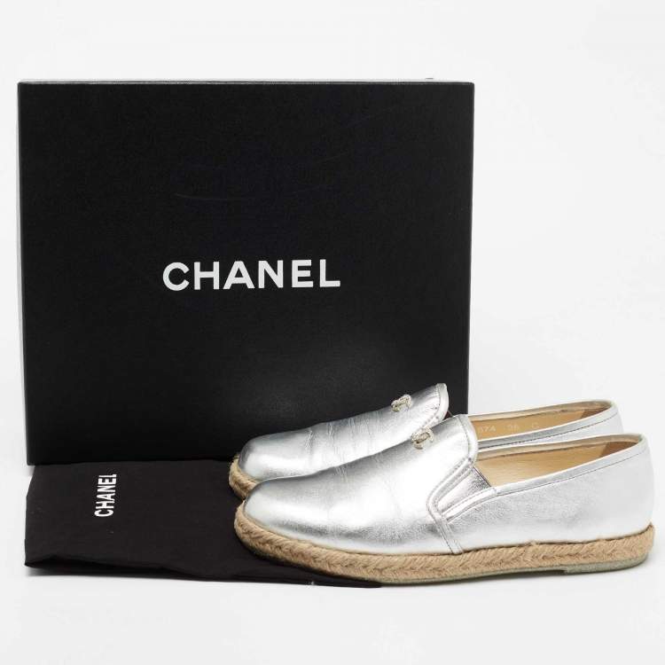 Pre Owned Chanel Metallic Silver Leather CC Espadrille Slip On Loafers Size 38