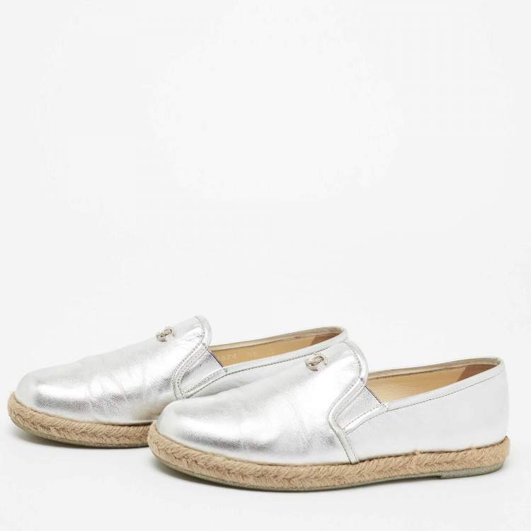 Pre Owned Chanel Metallic Silver Leather CC Espadrille Slip On Loafers Size 38