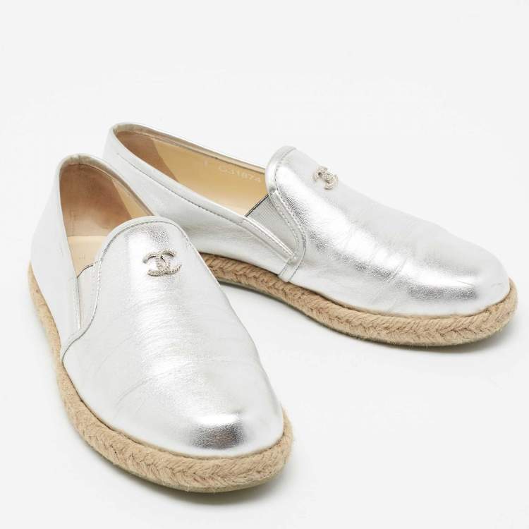 Pre Owned Chanel Metallic Silver Leather CC Espadrille Slip On Loafers Size 38