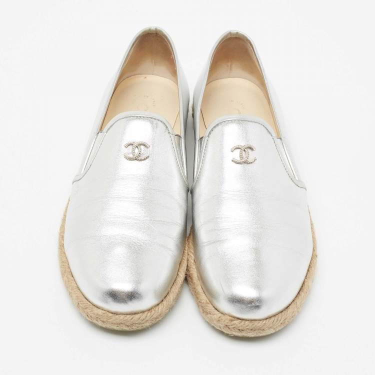 Pre Owned Chanel Metallic Silver Leather CC Espadrille Slip On Loafers Size 38