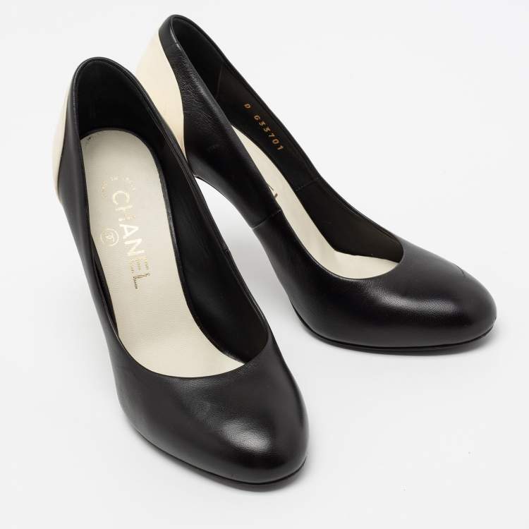 Pre Owned Chanel Black/Beige Leather Round Toe CC Pumps Size 38