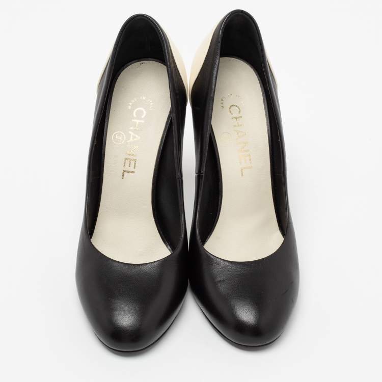 Pre Owned Chanel Black/Beige Leather Round Toe CC Pumps Size 38