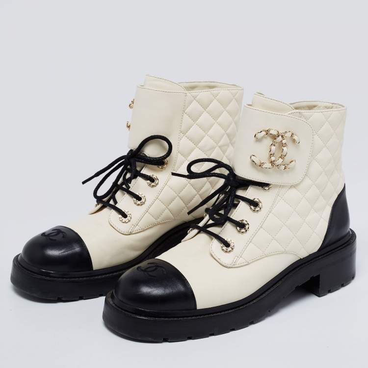 Chanel White/Black Quilted Leather CC Cap Toe Chain Link Logo Combat Boots  Size 41 Chanel