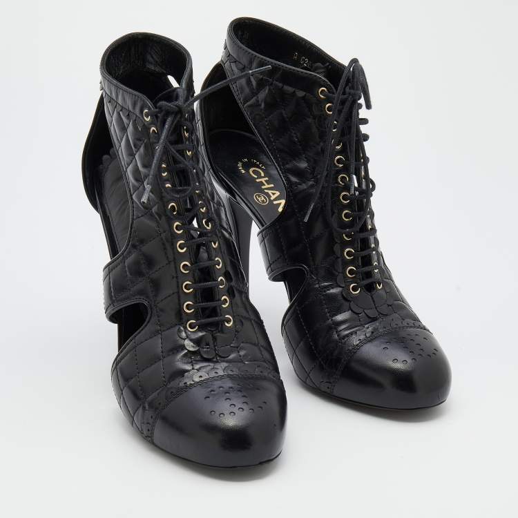 Pre Owned Chanel Black Quilted Leather CC Cap Toe Lace Up Booties Size 40.5