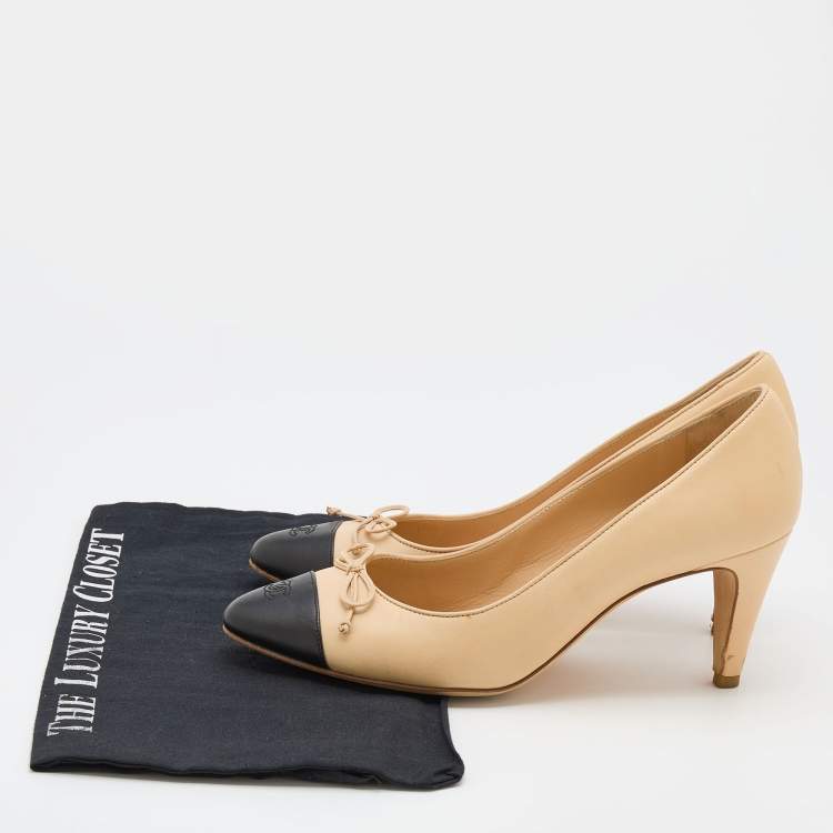 Pre Owned Chanel Beige/Black Leather CC Bow Cap Toe Pumps Size 39.5