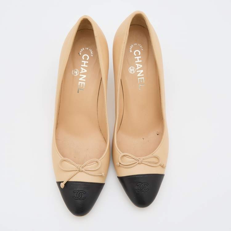 Pre Owned Chanel Beige/Black Leather CC Bow Cap Toe Pumps Size 39.5