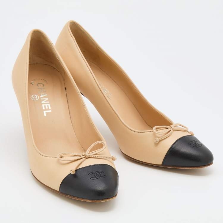 Pre Owned Chanel Beige/Black Leather CC Bow Cap Toe Pumps Size 39.5