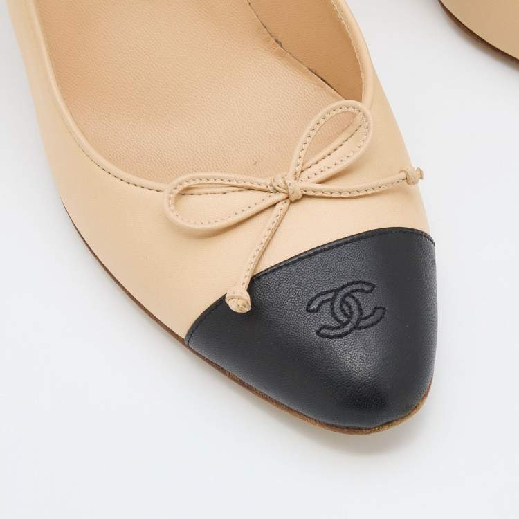 Pre Owned Chanel Beige/Black Leather CC Bow Cap Toe Pumps Size 39.5