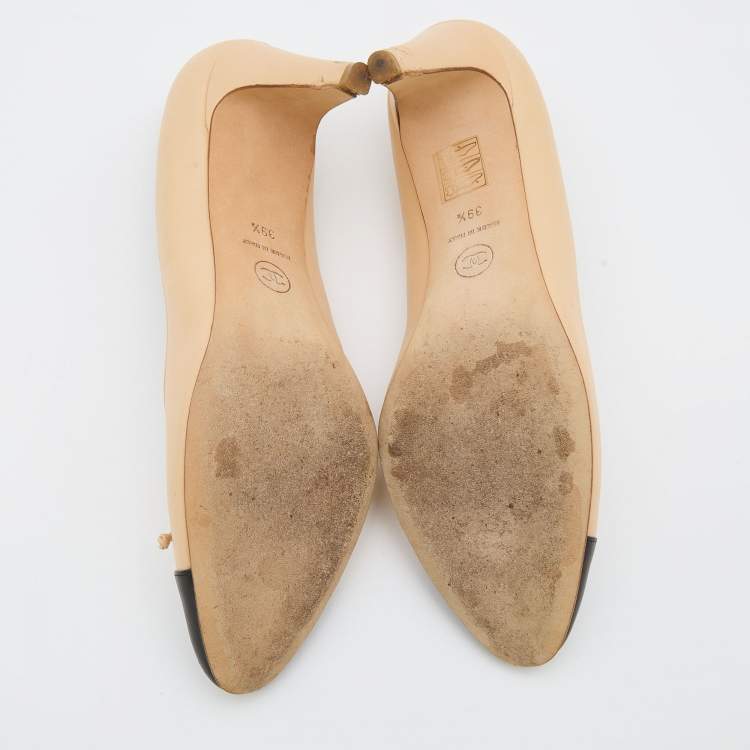 Pre Owned Chanel Beige/Black Leather CC Bow Cap Toe Pumps Size 39.5