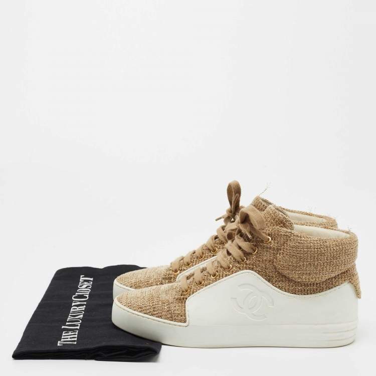 مملوكة مسبقًا Chanel White/Gold Tweed and Leather CC High Top Sneakers Size 36.5