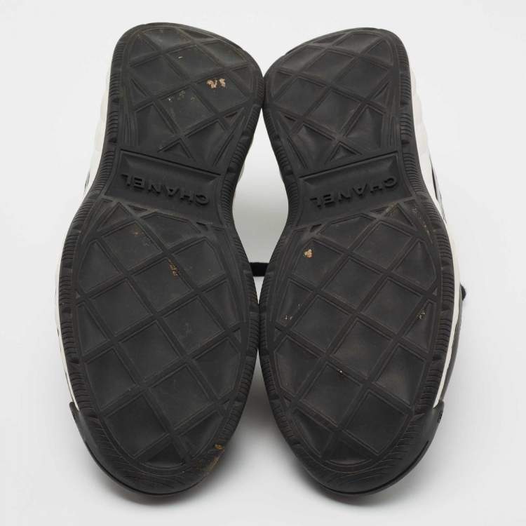 مملوكة مسبقًا Chanel Black Fabric and Leather Interlocking CC Logo Athletic Sneakers Size 38.5
