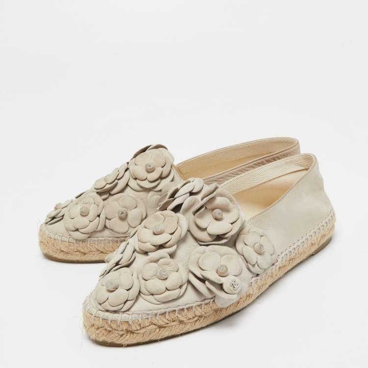 Chanel Light Grey Nubuck Leather CC Camelia Espadrille Flats Size