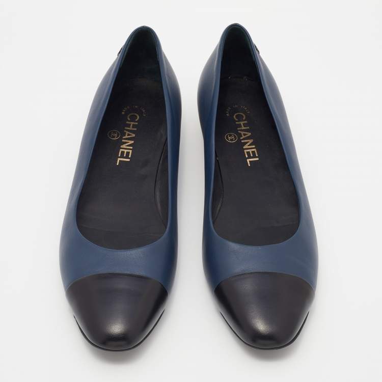 Pre Owned Chanel Blue/Black Leather CC Ballet Flats Size 39.5