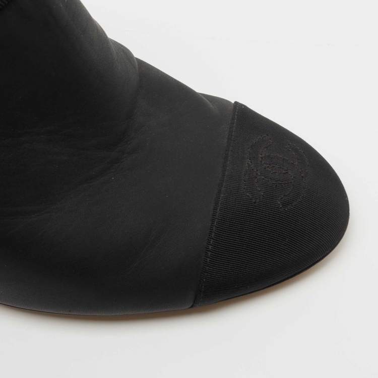 Pre Owned Chanel Black Leather CC Cap-Toe Sandals Size 39