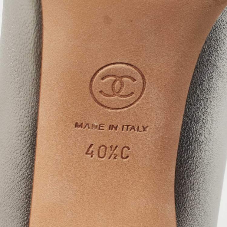 Pre Owned Chanel Silver/Gold Leather and Glitter Cap Toe CC Pumps Size 40.5