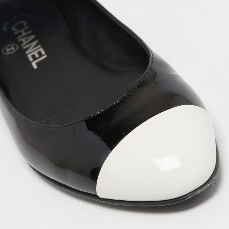 Pre Owned Chanel Black/White Patent Leather Cap Toe CC Ballet Flats Size 38