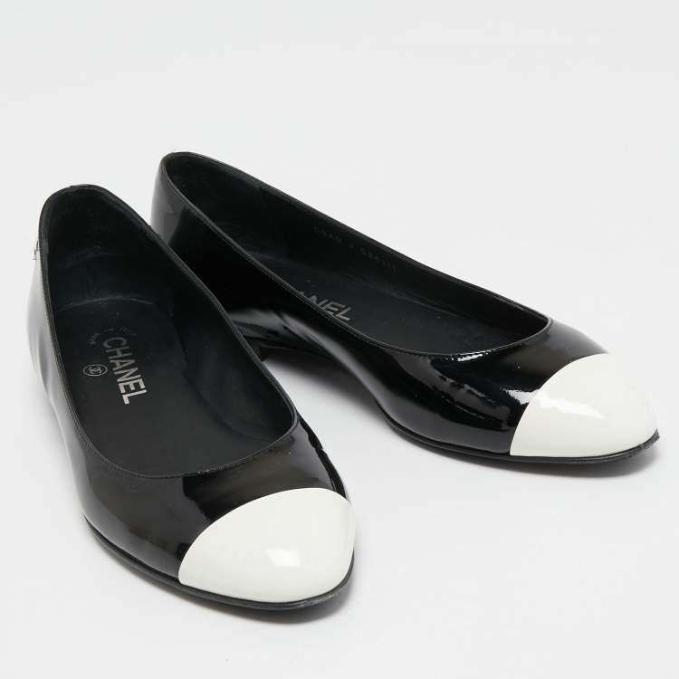 Pre Owned Chanel Black/White Patent Leather Cap Toe CC Ballet Flats Size 38