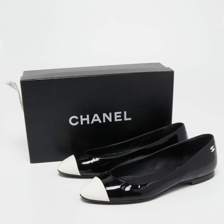 Pre Owned Chanel Black/White Patent Leather Cap Toe CC Ballet Flats Size 38