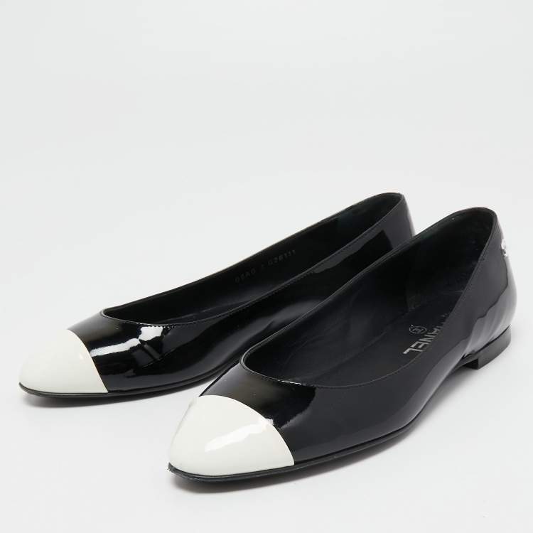 Chanel Black/White Patent Leather Cap Toe CC Ballet Flats Size 38 Chanel