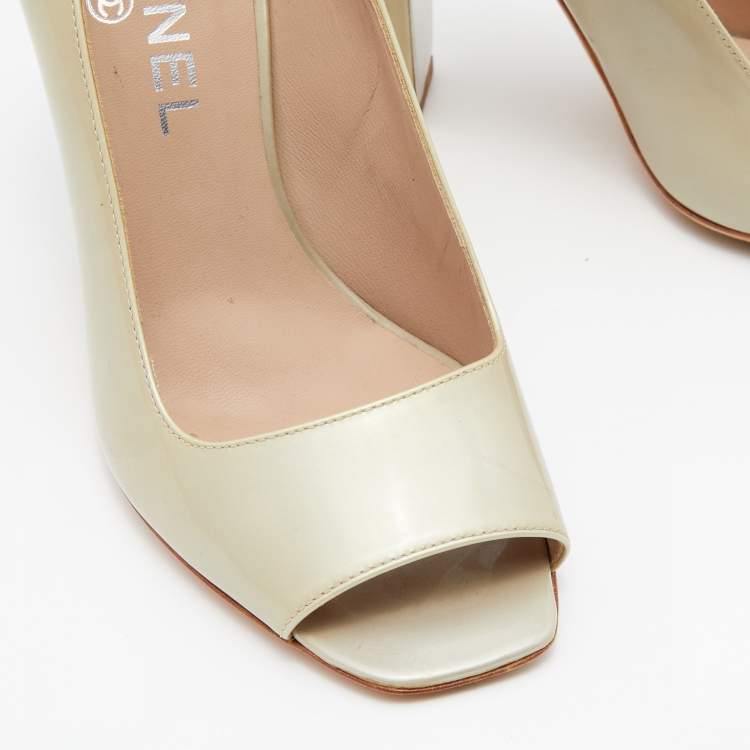 مملوكة مسبقًا Chanel Pale Green Leather CC Open Toe Pumps Size 36.5