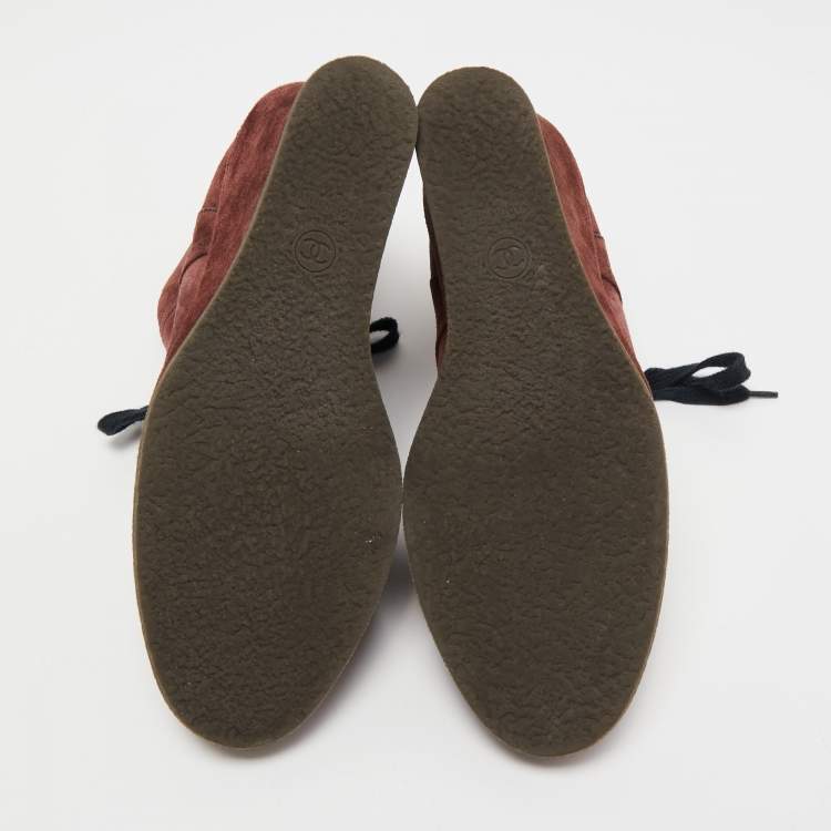 مملوكة مسبقًا Chanel Burgundy Suede Chain Wedge Boots Size 39.5