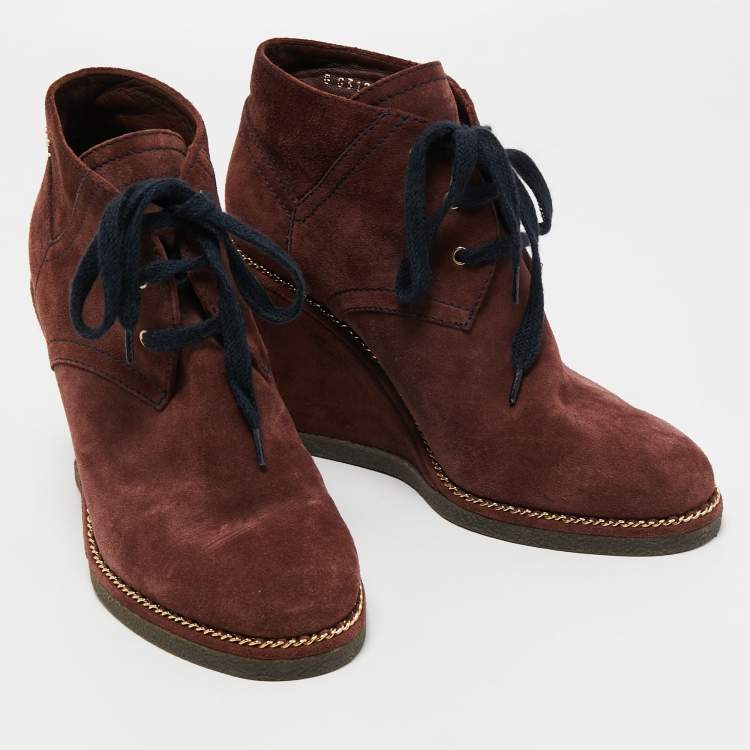 مملوكة مسبقًا Chanel Burgundy Suede Chain Wedge Boots Size 39.5