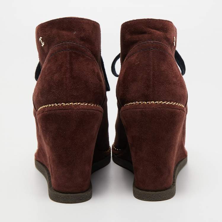 مملوكة مسبقًا Chanel Burgundy Suede Chain Wedge Boots Size 39.5