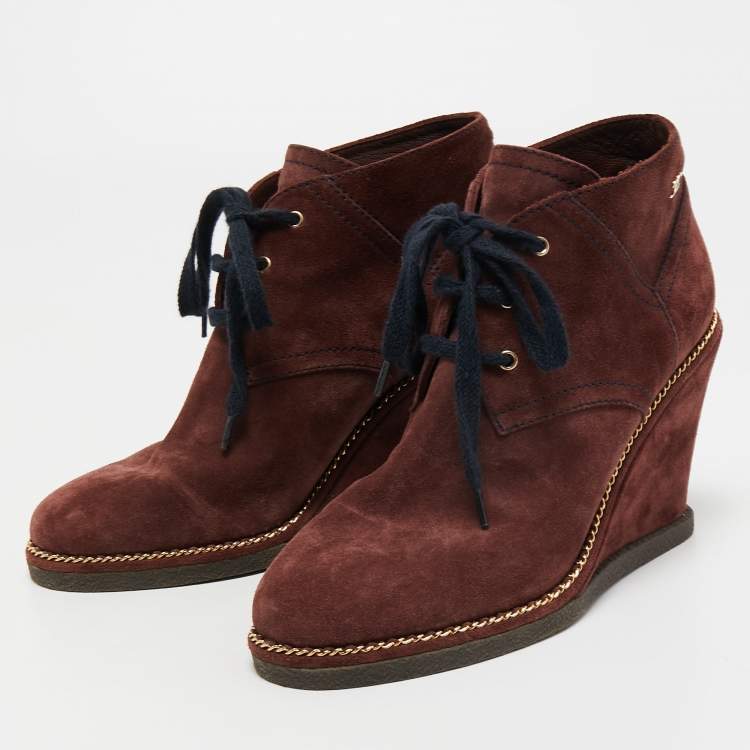 مملوكة مسبقًا Chanel Burgundy Suede Chain Wedge Boots Size 39.5