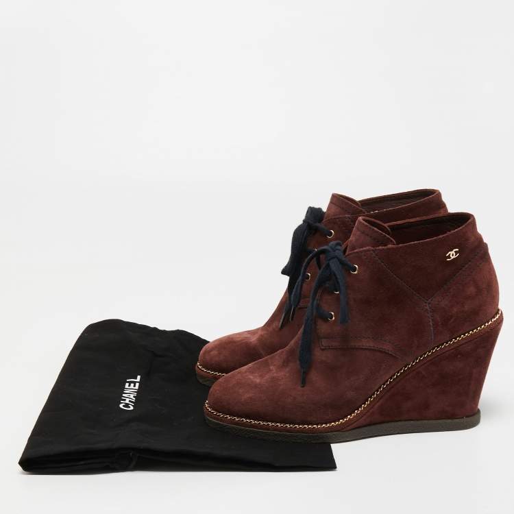مملوكة مسبقًا Chanel Burgundy Suede Chain Wedge Boots Size 39.5