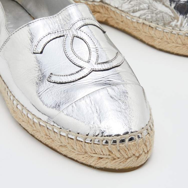 Pre Owned Chanel Metallic Silver Leather CC Cap Toe Espadrille Flats Size 39