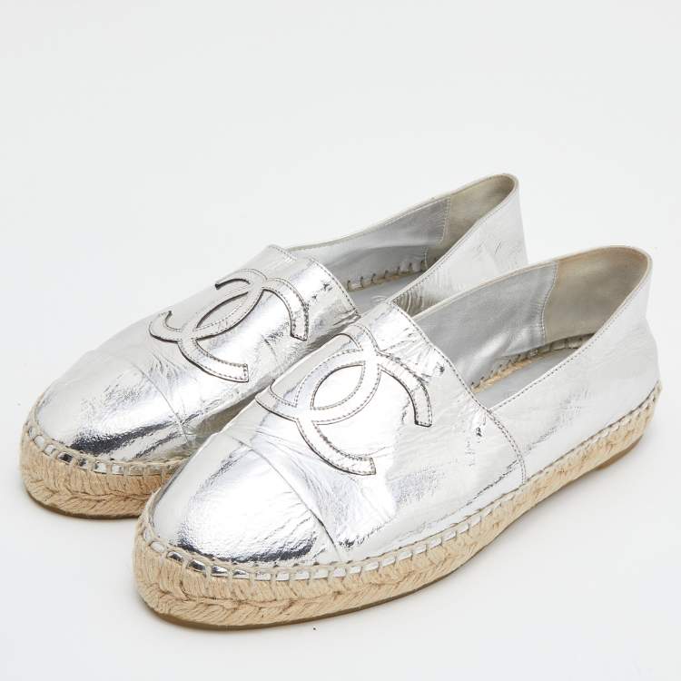 Pre Owned Chanel Metallic Silver Leather CC Cap Toe Espadrille Flats Size 39