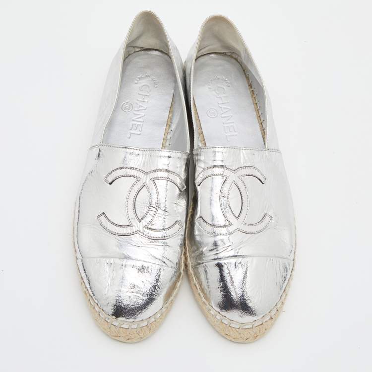 Pre Owned Chanel Metallic Silver Leather CC Cap Toe Espadrille Flats Size 39