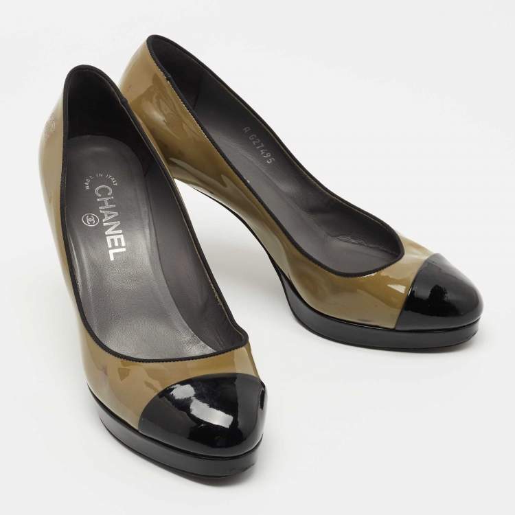 مملوكة مسبقًا Chanel Olive Green/Black Patent Leather CC Platform Pumps Size 39.5