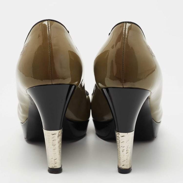 مملوكة مسبقًا Chanel Olive Green/Black Patent Leather CC Platform Pumps Size 39.5