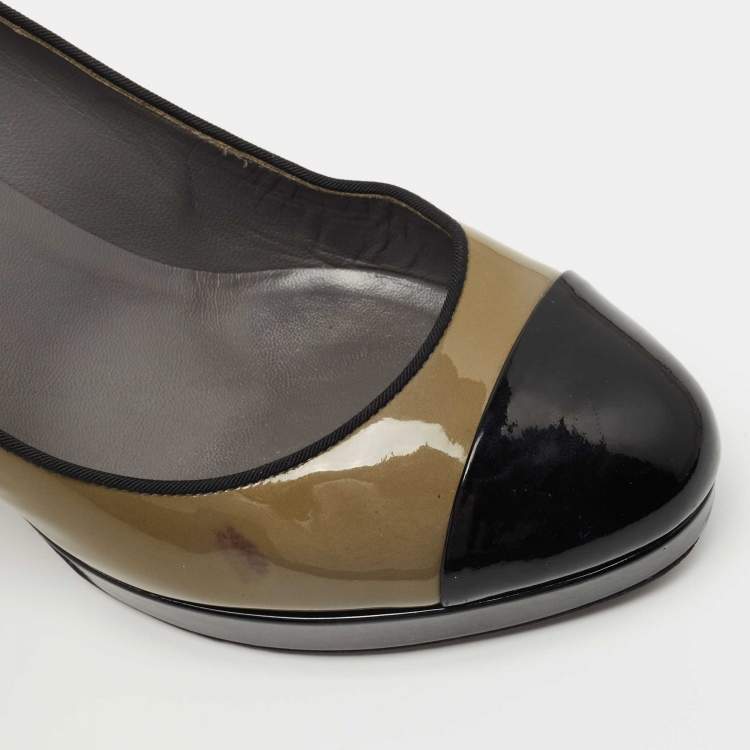 مملوكة مسبقًا Chanel Olive Green/Black Patent Leather CC Platform Pumps Size 39.5
