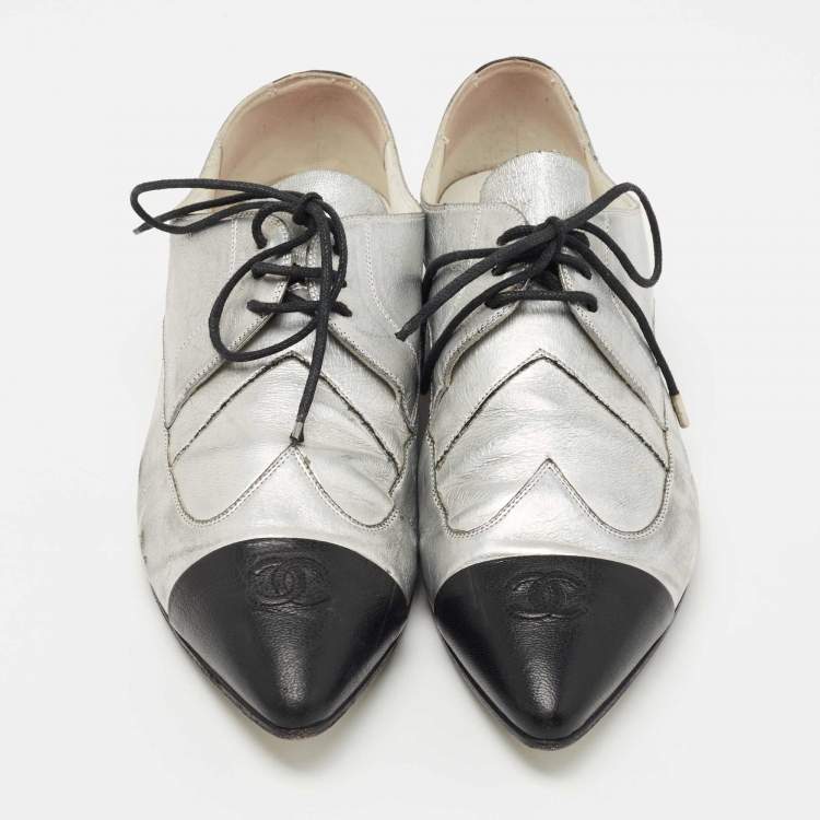 Pre Owned Chanel Grey/Black Leather CC Pointed Toe Derby Size 40
