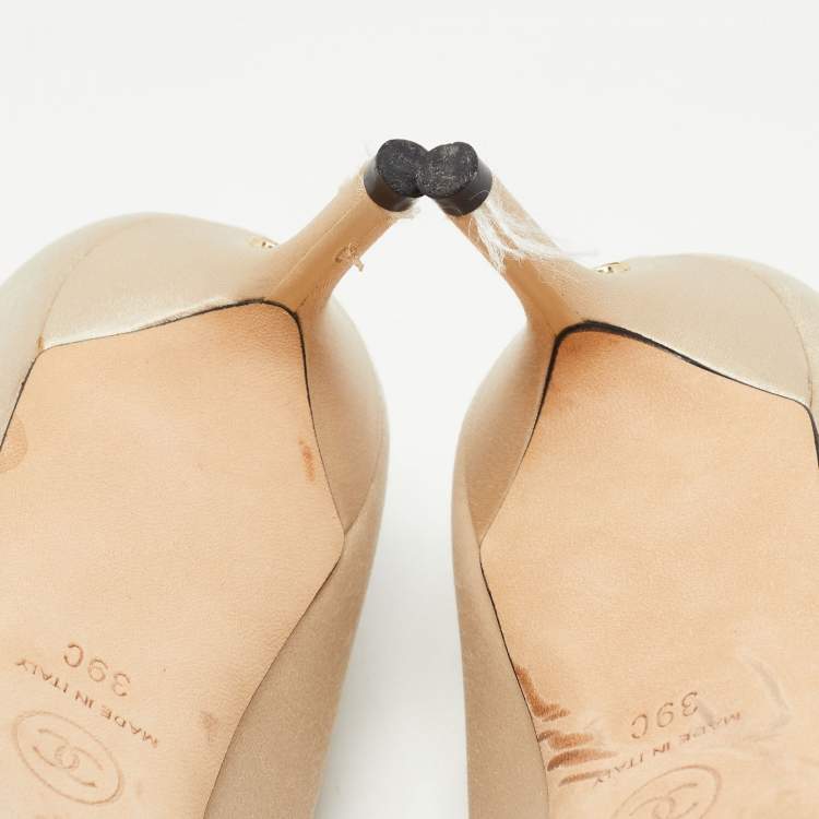 Pre Owned Chanel Beige/Black Satin CC Cap Toe Pumps Size 39