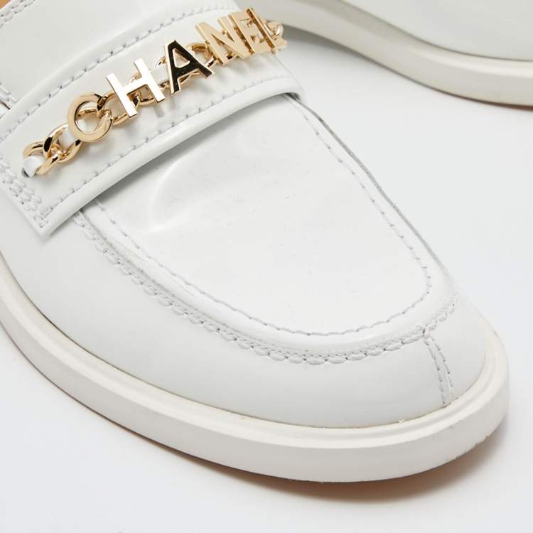 Pre Owned Chanel White Leather Logo Chain Link Slip On Loafers Size 38.5